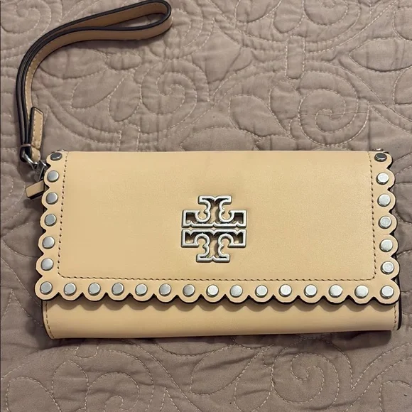 NWT Tory Burch Britten Stud Tan Clutch/wristlet/wallet - Picture 1 of 9